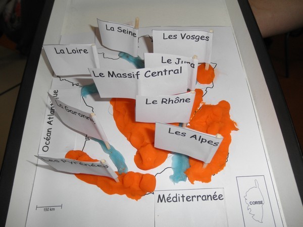 Le relief Français en pâte à modeler