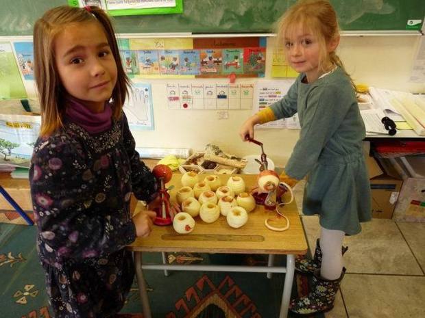 Nous avons utilisé une drôle de machine pour éplucher les pommes.  Zoé et Capucine, c'est parti !